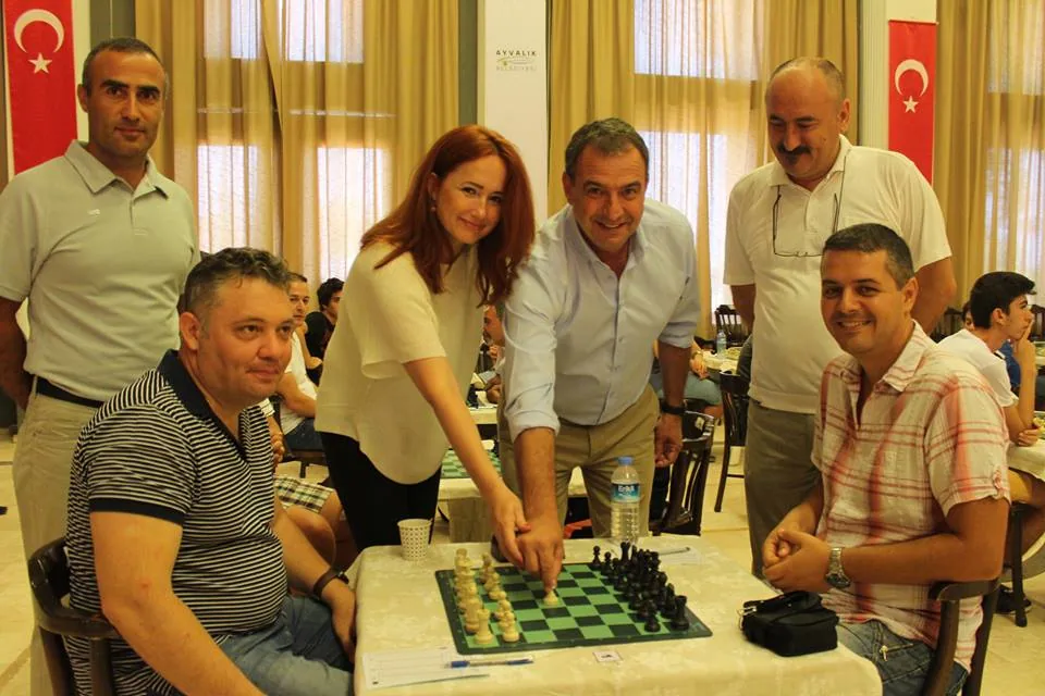 Početni potez na turniru u Ayvaliku 2016, Petar Benković za tablom.