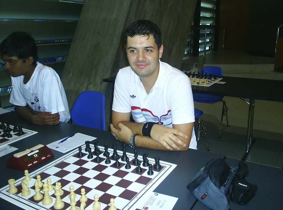 Petar Benković za šahovskom tablom na Biel Chess Festivalu 2005, druga fotografija.