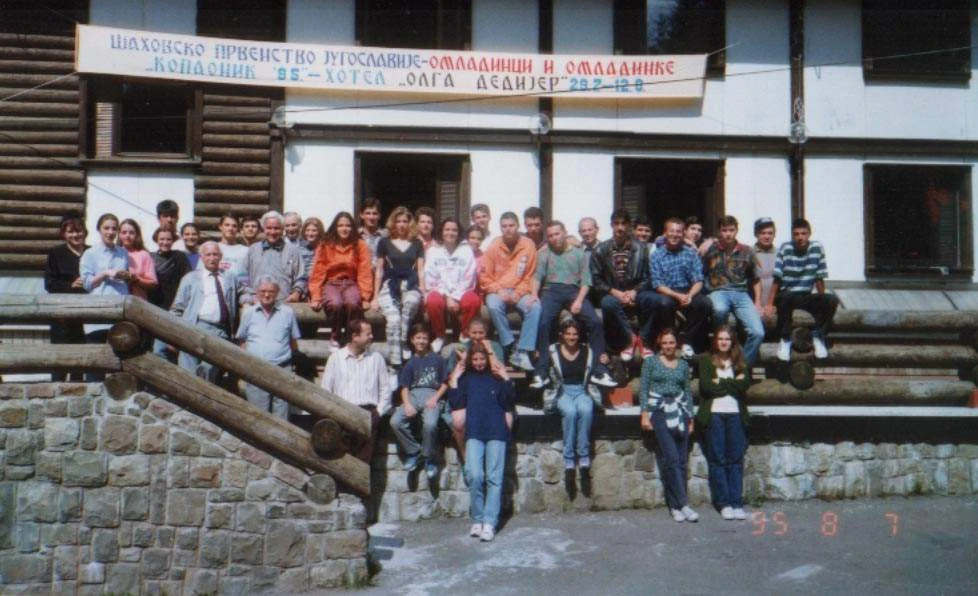 Grupna fotografija sa šahovskog prvenstva Jugoslavije za omladince i omladinke, Kopaonik 1995, ispred Hotela Olga Dedijer.