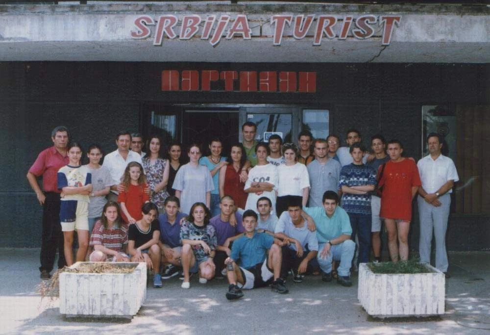 Zajednička grupna fotografija omladinaca i omladinki ispred hotela u Niškoj Banji 1996.