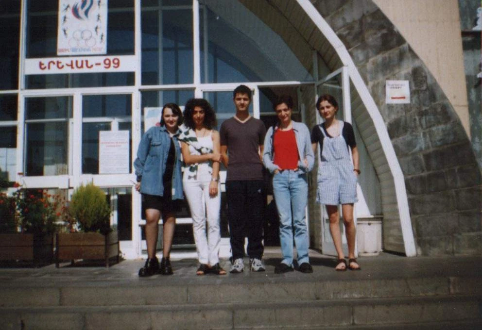 Petar Benković sa četiri šahistkinje iz Gruzije ispred hotela Erebuni u Jerevanu 1999.