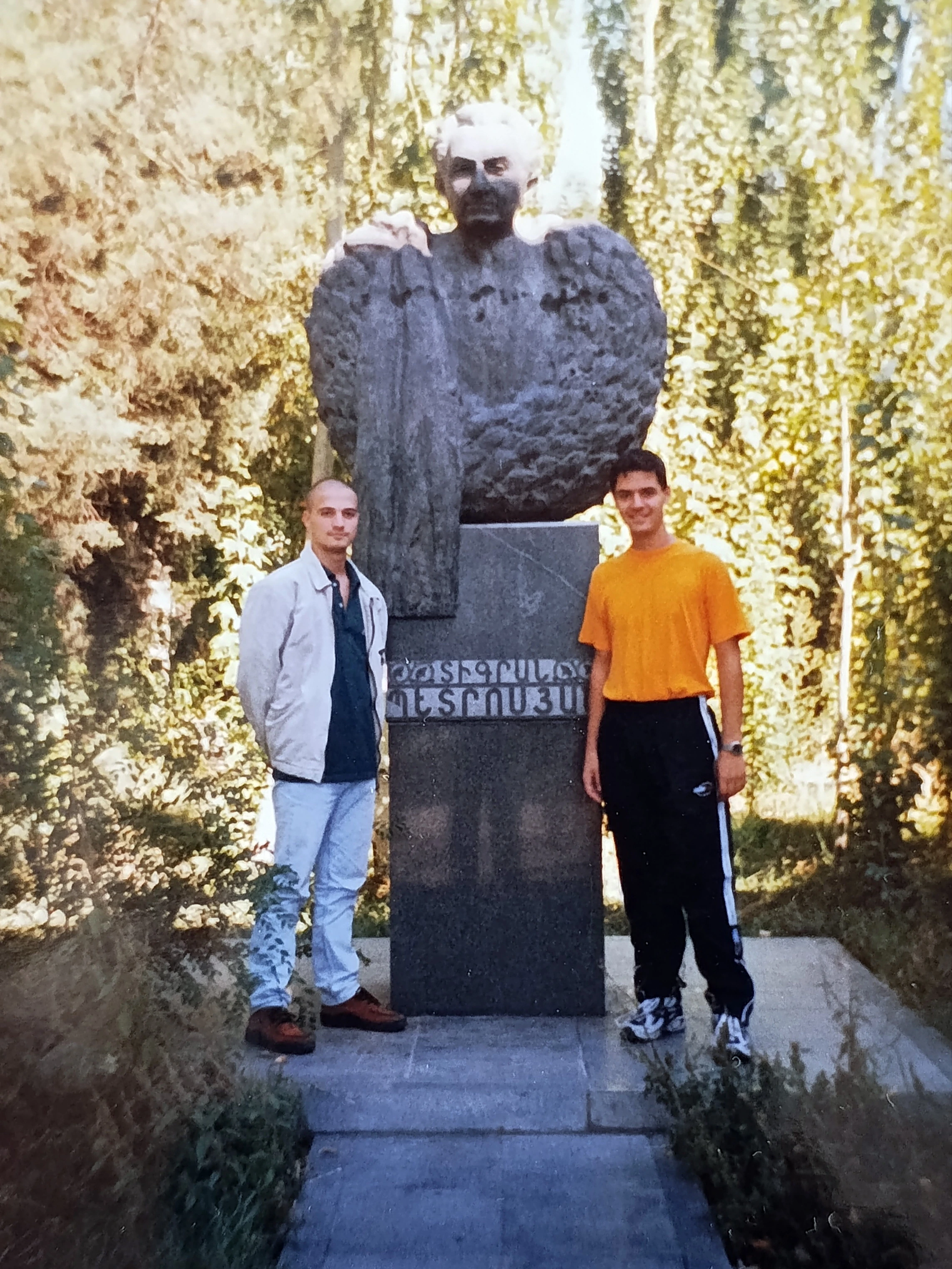 Vučković Bojan i Benković Petar ispred spomenika Tigrana Petrosjana u Jerevanu 1999.